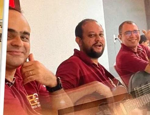 Etniel Anchieta tocando com os músicos da banda da igreja, todos de camisa vinho.